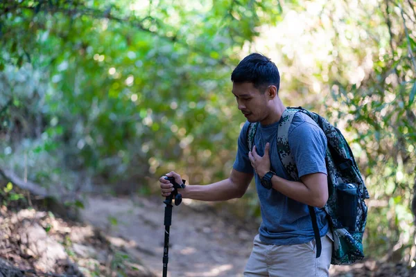 Cansado Cansado Viajero Asiático Masculino Con Equipo Trekking Mochila Descansando —  Fotos de Stock