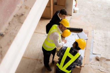 Projeler için mühendisler veya mimarlarla görüşmek, ortaklar ve iş yeri modelleri ve planlar yaratmak için mühendislik araçlarıyla çalışmak. inşaat kavramı