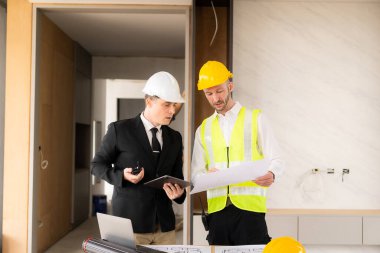 Projeler için mühendisler veya mimarlarla görüşmek, ortaklar ve iş yeri modelleri ve planlar yaratmak için mühendislik araçlarıyla çalışmak. inşaat kavramı