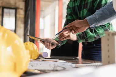 Projeler için mühendisler veya mimarlarla görüşmek, ortaklar ve iş yeri modelleri ve planlar yaratmak için mühendislik araçlarıyla çalışmak. inşaat kavramı