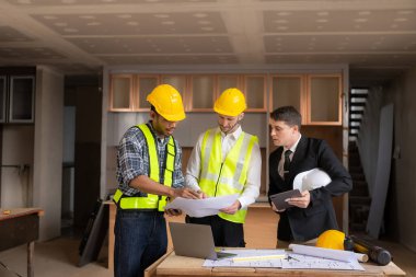 Projeler için mühendisler veya mimarlarla görüşmek, ortaklar ve iş yeri modelleri ve planlar yaratmak için mühendislik araçlarıyla çalışmak. inşaat kavramı