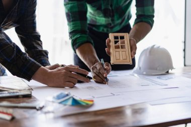 Projeler için mühendisler veya mimarlarla görüşmek, ortaklar ve iş yeri modelleri ve planlar yaratmak için mühendislik araçlarıyla çalışmak. inşaat kavramı