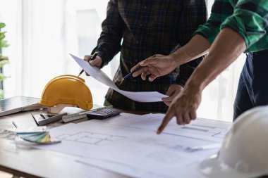 Projeler için mühendisler veya mimarlarla görüşmek, ortaklar ve iş yeri modelleri ve planlar yaratmak için mühendislik araçlarıyla çalışmak. inşaat kavramı