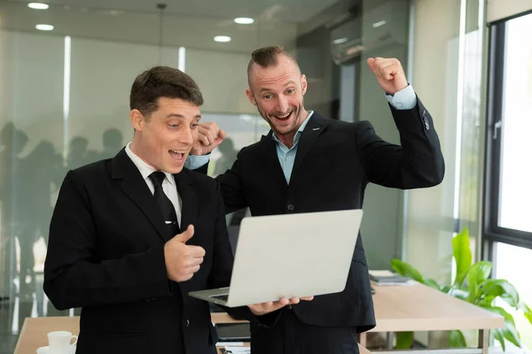 Jonge Zakenlieden Kijken Laptop Glimlachend Uiten Vreugde Dat Het Bedrijf — Stockfoto