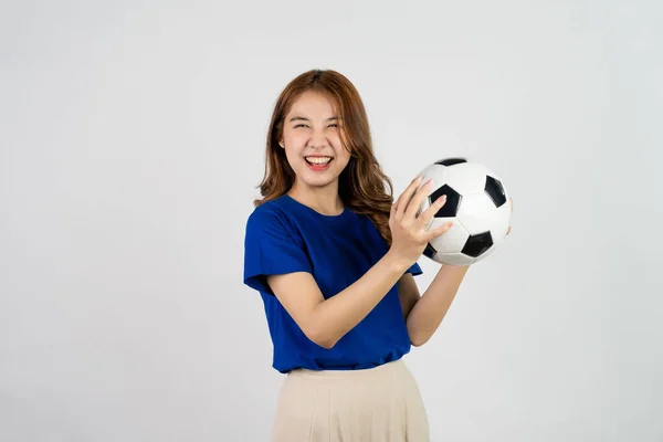 美しいですアジアの女性サッカーファンのために孤立した白い背景女性スポーツファンアジアの女の子で青Tシャツ保持サッカーボールポージング上の白い背景 — ストック写真