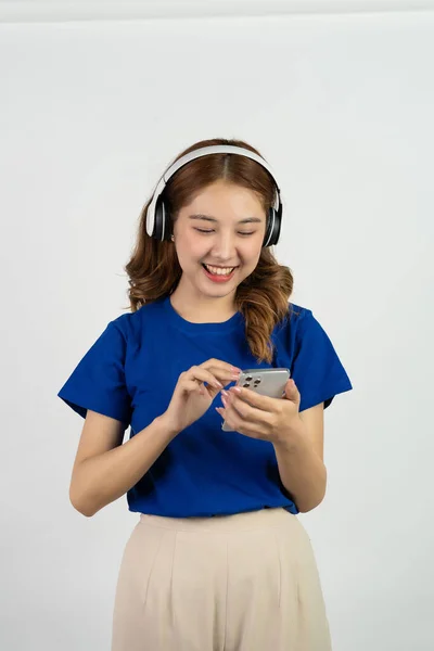 Adorable Fille Asiatique Tenant Smartphone Portant Casque Tout Écoutant Musique — Photo