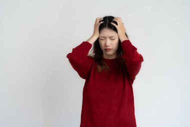 Çekici Asyalı güzel kadın beyaz arka planda duruyor ve el hareketleri yapıyor..