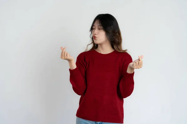 Attraktiv Asiatisk Vacker Kvinna Står Vit Bakgrund Och Gör Handgester — Stockfoto
