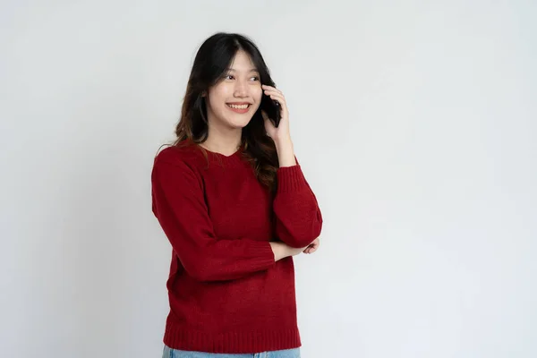 Giovane Donna Asiatica Possesso Smartphone Apre Chattare Con Amico Schermo — Foto Stock