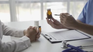 Bir erkek doktor hastalığını sorar ve konuşur ve hastanede kadın hastaların dostane bir şekilde tedavi edilmesi konusunda tavsiyelerde bulunur..