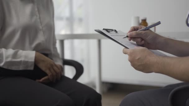 Чоловік Лікар Запитує Розповідає Про Свою Хворобу Дає Поради Щодо — стокове відео