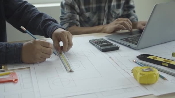 土木技術者チームの会議建築家やフォアマンと一緒に ブループリントを見て 建物の建設を計画してください テーブルの上のツールとオフィス4K — ストック動画