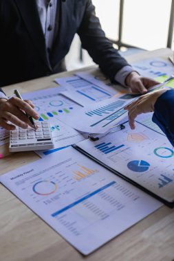 Modern ofis işletmelerinde başlangıç projelerinde birlikte çalışan genç meslektaşlar analitik hesaplamaları dikey olarak yapıyorlar.