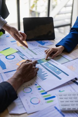 Modern ofis işletmelerinde başlangıç projelerinde birlikte çalışan genç meslektaşlar analitik hesaplamaları dikey olarak yapıyorlar.