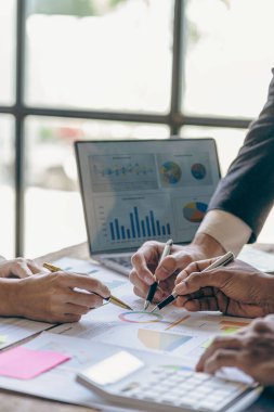 Modern ofis işletmelerinde başlangıç projelerinde birlikte çalışan genç meslektaşlar analitik hesaplamaları dikey olarak yapıyorlar.