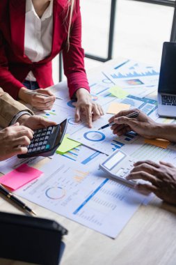 Modern ofis işletmelerinde başlangıç projelerinde birlikte çalışan genç meslektaşlar analitik hesaplamaları dikey olarak yapıyorlar.