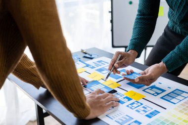 Ofiste birlikte çalışan mobil projeler için beyin fırtınası uygulama fikirleri, yaratıcı web tasarım planlama ve geliştirme şablonları.