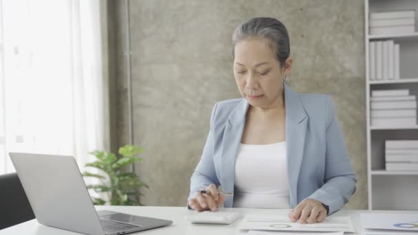 在手提电脑上处理财务图表文件的高级女商人女财务顾问讨论在家里工作的退休储蓄细节 — 图库视频影像