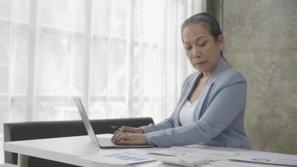Старшая Деловая Женщина Работает Финансовым Графиком Документ Ноутбуке Компьютер Женщина — стоковое видео
