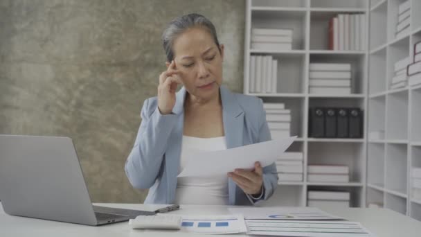 Senior Businesswoman Working Financial Graph Document Laptop Computer Mujer Asesor — Vídeos de Stock