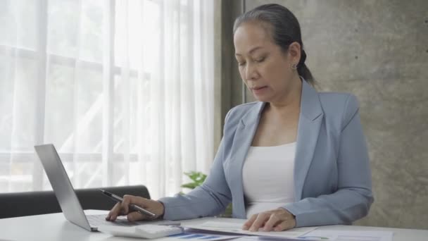 Perempuan Pengusaha Senior Yang Bekerja Dengan Dokumen Grafik Keuangan Komputer — Stok Video