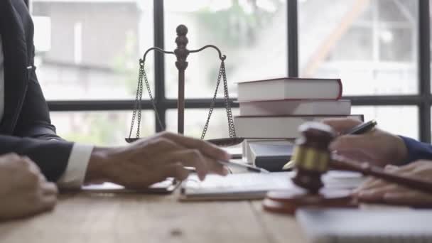 Мультиэтнические Юристы Работающие Документами Обсуждающие Столом Переговоров Адвокатской Конторе Концепцию — стоковое видео