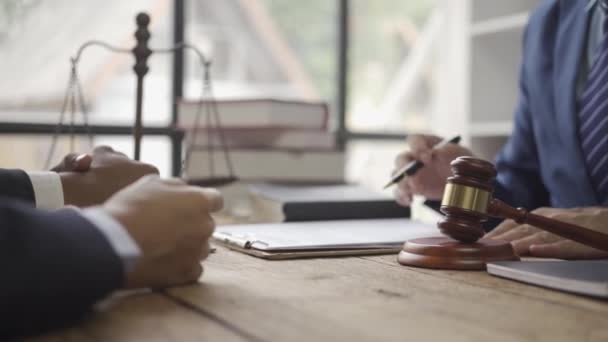 Többnemzetiségű Ügyvédek Dokumentumokkal Dolgoznak Tárgyalnak Konferenciaasztalnál Ügyvédi Irodában Igazságszolgáltatás Koncepciója — Stock videók