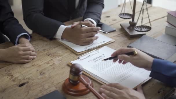 Multietničtí Právníci Pracující Dokumenty Diskutující Konferenčního Stolu Advokátní Kanceláři Koncepce — Stock video