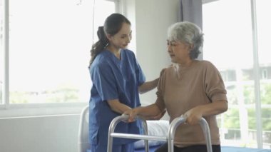 Dost canlısı bir bayan bakıcısı olan, hastalara bakan ve onları cesaretlendiren yaşlı bir hasta. Hastanedeki yaşlı kadın. O kadın. Sağlık ve Tıp Konsepti.