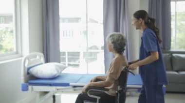 Dost canlısı bir bayan bakıcısı olan, hastalara bakan ve onları cesaretlendiren yaşlı bir hasta. Hastanedeki yaşlı kadın. O kadın. Sağlık ve Tıp Konsepti.