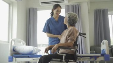 Dost canlısı bir bayan bakıcısı olan, hastalara bakan ve onları cesaretlendiren yaşlı bir hasta. Hastanedeki yaşlı kadın. O kadın. Sağlık ve Tıp Konsepti.