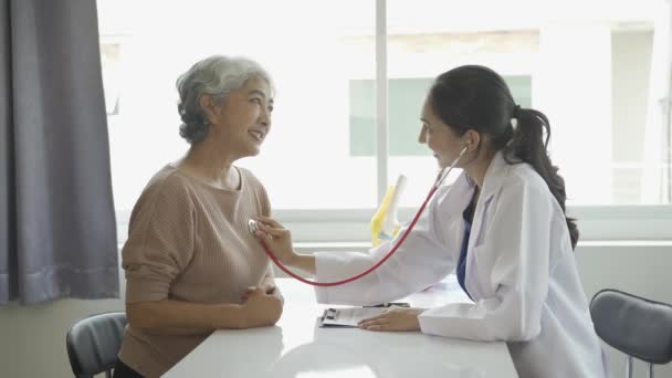 Kobieta Lekarz Pomocą Stetoskopu Sprawdzania Płuc Tętna Starszego Pacjenta Szpitalu — Wideo stockowe