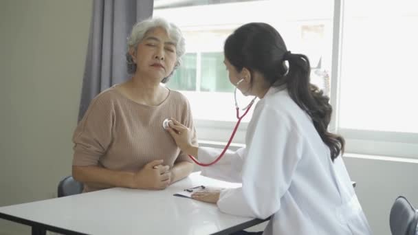 Vrouwelijke Arts Die Stethoscoop Gebruikt Longen Hartslag Van Oudere Vrouwelijke — Stockvideo