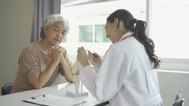 Dokter Perempuan Berkonsultasi Dengan Pasien Lanjut Usia Dan Memberikan Resep — Stok Video