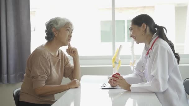 Ženský Lékař Poradí Starším Pacientem Předepisování Léků Sedí Stolu Klinice — Stock video