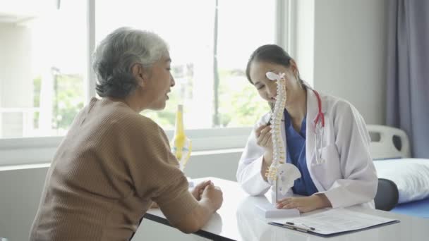 의사가 환자와 상담하고 산부인과 전문의 의사가 테이블에 노인의 병력을 — 비디오