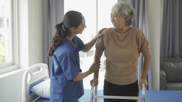 Een Gelukkige Oudere Patiënt Met Een Vriendelijke Vrouwelijke Zorgverlener Zorgen — Stockvideo