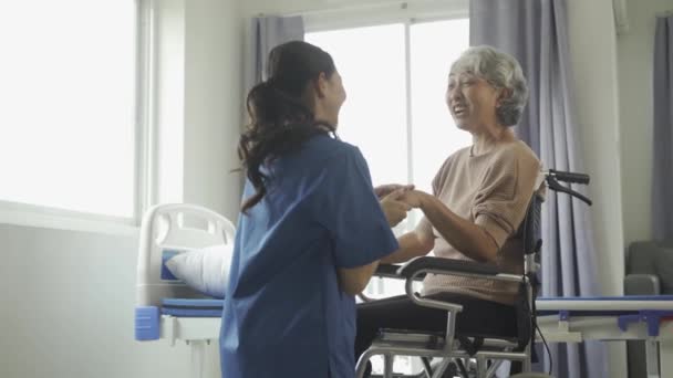 Een Gelukkige Oudere Patiënt Met Een Vriendelijke Vrouwelijke Zorgverlener Zorgen — Stockvideo