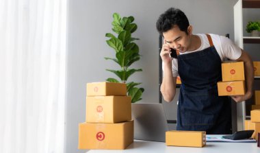 Çevrimiçi dijital sektör, bugünlerde genç Asyalı çevrimiçi dükkanlar için yeni bir başlangıç küçük işletmesi. Evde kalıp müşterilere dağıtım yapıyorlar. KOBİ girişimcilerinin paket gönderme kavramı