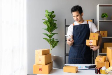 Çevrimiçi dijital sektör, bugünlerde genç Asyalı çevrimiçi dükkanlar için yeni bir başlangıç küçük işletmesi. Evde kalıp müşterilere dağıtım yapıyorlar. KOBİ girişimcilerinin paket gönderme kavramı