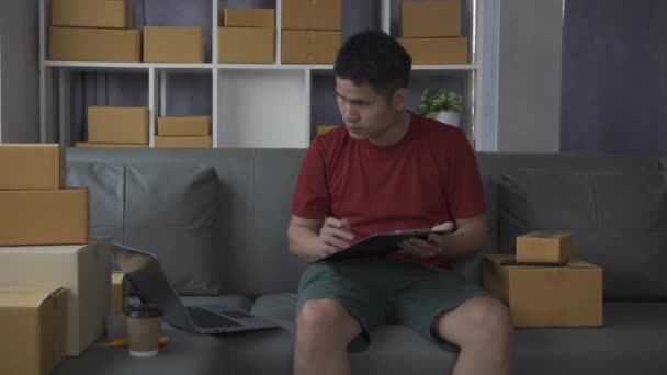 Asiatique Homme Commencer Une Entreprise Sme Vente Ligne Maison Assis — Video
