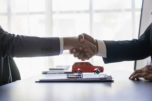 Éxito Apretón Manos Acuerdo Los Concesionarios Automóviles Clientes Celebran Finalización — Foto de Stock