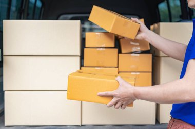 Üç akıllı telefon bir QR kodunu tarayıp dağıtım işçilerine, temassız işlemlere, nakitsiz topluma, mobil internet ödemelerine ve teknolojiye ödeme yapıyor.