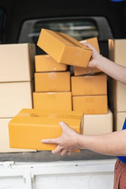 Üç akıllı telefon bir QR kodunu tarayıp dağıtım işçilerine, temassız işlemlere, nakitsiz topluma, mobil internet ödemelerine ve teknolojiye ödeme yapıyor.