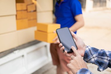 Üç akıllı telefon bir QR kodunu tarayıp dağıtım işçilerine, temassız işlemlere, nakitsiz topluma, mobil internet ödemelerine ve teknolojiye ödeme yapıyor.