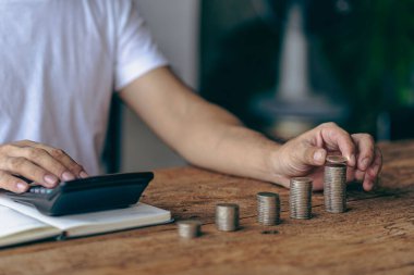 Gelecekteki mali muhasebe yönetimi kavramları, gelir ve giderler, tasarruf ve yatırım yönetimi kavramları. Para yığınları ile planlama yaparken dikkate alınacak anahtar şeyler