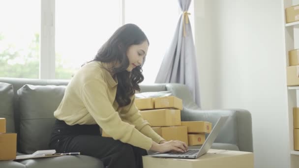 Mulher Negócios Asiática Vendendo Line Verificando Pacotes Produtosreceba Pedidos Laptop — Vídeo de Stock