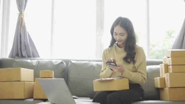 Азійська Бізнесменка Продає Онлайн Перевіряє Продукти Пакетних Приймачів Ноутбуці Телефоні — стокове відео