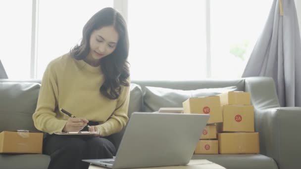 亚洲女商人在网上销售和检查产品包装 收到用笔记本电脑 电话和运输包裹笔记发出的订单 总部女企业家 中小企业企业 — 图库视频影像