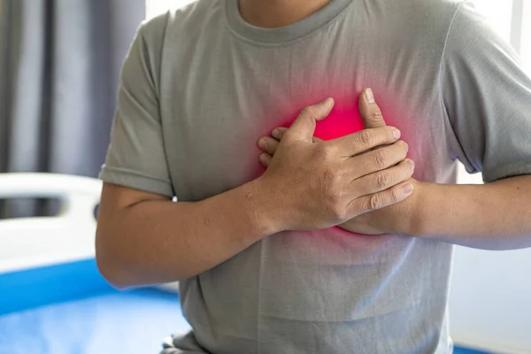 心臓病心血管疾患と胸の痛みを持つ男心臓発作 健康管理の概念 健康管理の概念 男は重度の心の痛みと胸の痛みを持っています 息切れ — ストック写真
